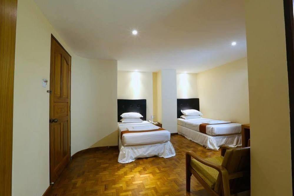 Queen'S Park Hotel Янгон Экстерьер фото