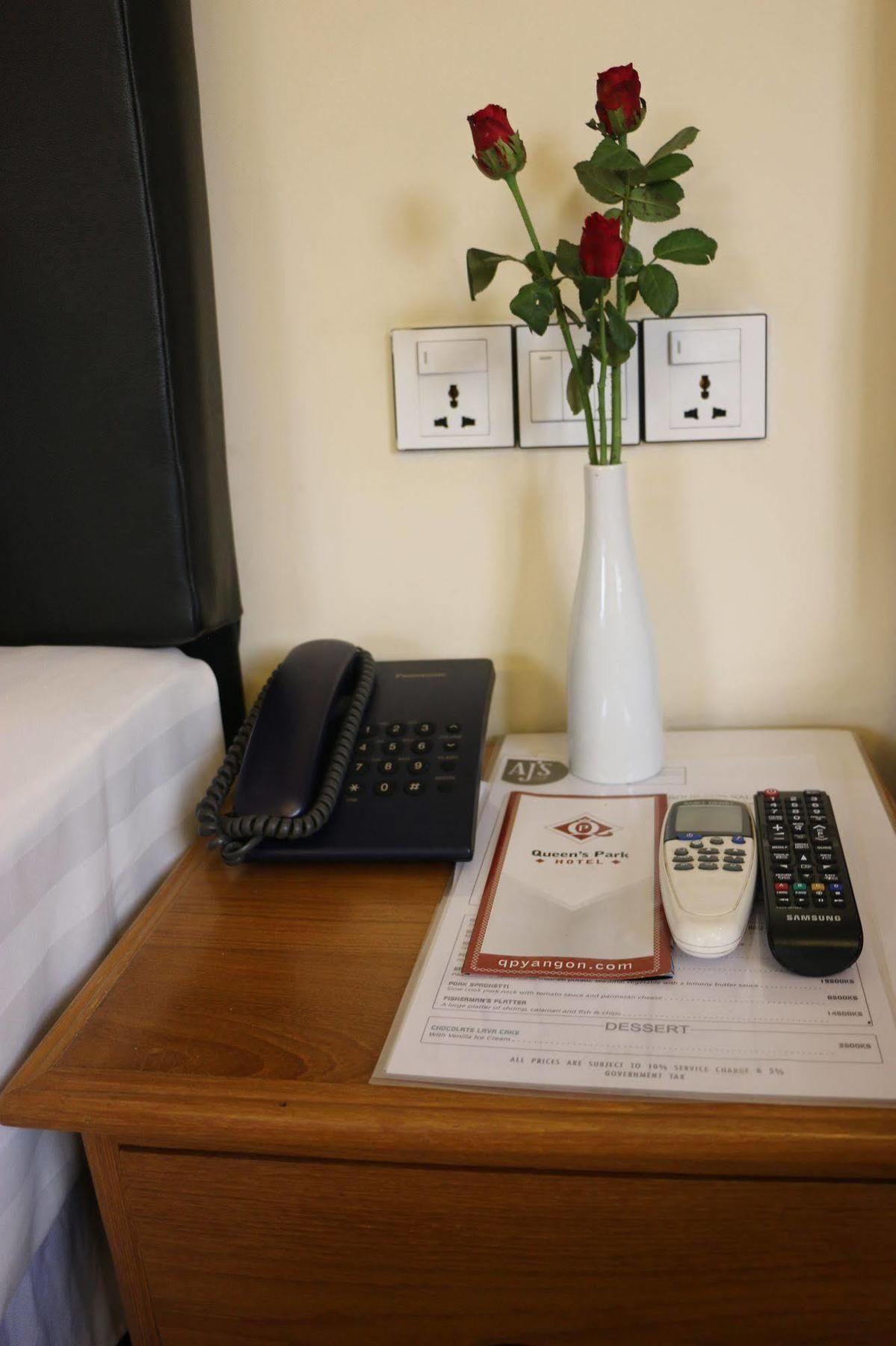 Queen'S Park Hotel Янгон Экстерьер фото